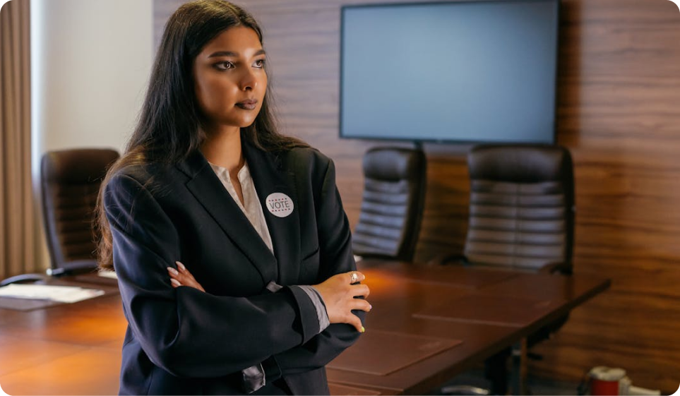 Mulher em posição de liderança em sala de reunião corporativa — carreira feminina e próximo passo profissional